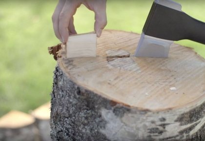 Fendre du bois sans effort avec la Vipukirves, une hache un peu  particulière - Survival Gear